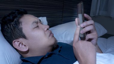Telefon bağımlısı, adam gece yarısı yatak akıllı telefon kullanma