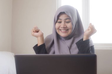 Müslüman Lady onu em Iyi haber alma, jest kazanan gösterir