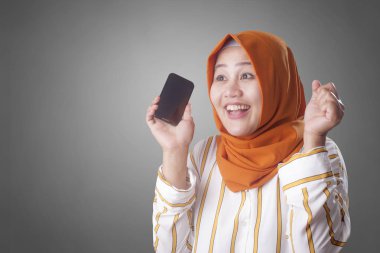 Genç Müslüman kadın telefon Iyi haber olsun