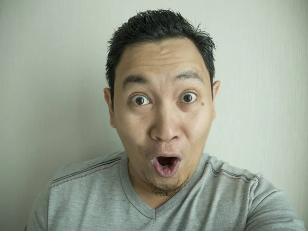 Щасливий смішний азіатських чоловік сміятися на камеру — стокове фото
