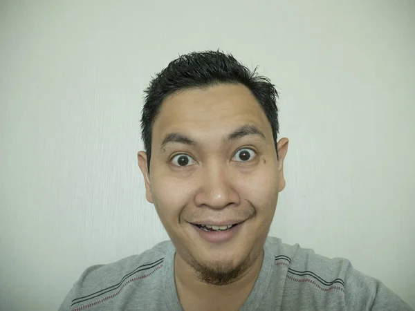 Lycklig rolig asiatisk man skrattar åt kameran — Stockfoto