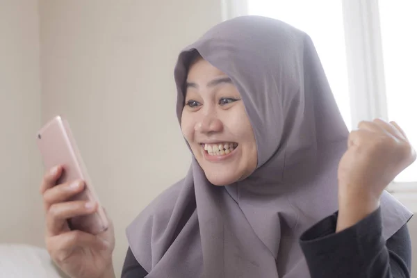 Wanita Pengusaha Muslim muda Dapatkan Kabar Baik di telepon nya — Stok Foto