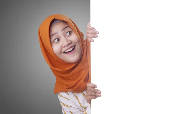 Young Muslim Woman Smiling Behind Blank White Board — 스톡 사진