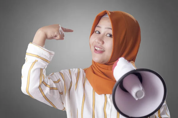 Muzułmańska businesswoman dzwoniąc lub oferując coś z Megaphon — Zdjęcie stockowe