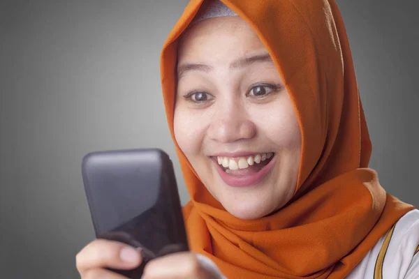 Jeune femme musulmane obtenir de bonnes nouvelles sur son téléphone — Photo