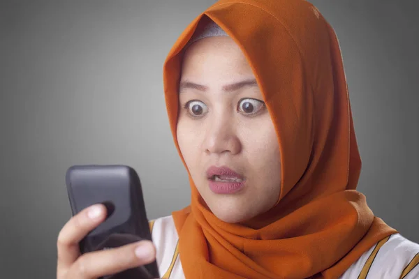 Молодая предпринимательница потрясена, глядя на свой телефон — стоковое фото