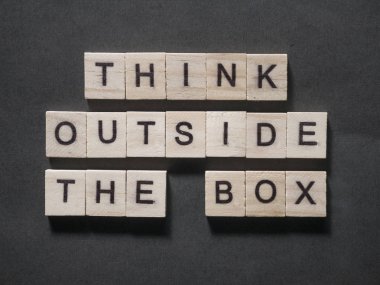 Kutunun Dışında Düşünün, Motivasyonel Kelimeler Tırnak Kavramı