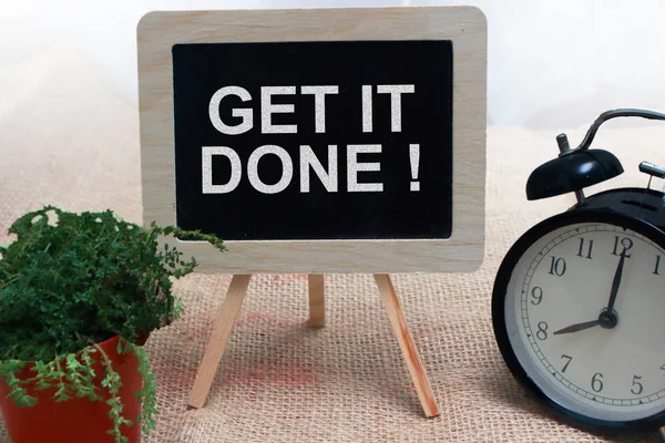 Get it done, motivierende Worte zitiert Konzept — Stockfoto