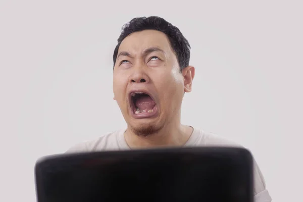 Zabawny Asian Mężczyzna płacze — Zdjęcie stockowe