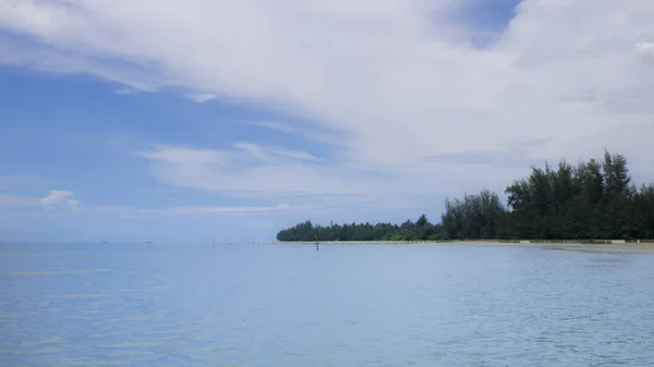 Paisaje de playa y océano azul — Foto de Stock