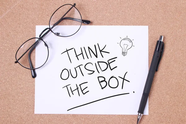 Denk buiten de doos, motiverende woorden citaten concept — Stockfoto