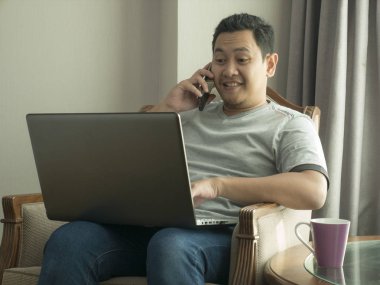 Evden Çalışan Adam, Online İş Konsepti