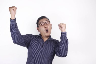 Şaşırmış mutlu Asyalı adam