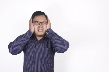 adam kulakları kapalı