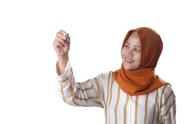 Muslimische Frau schreibt auf virtuellem Bildschirm — Stockfoto