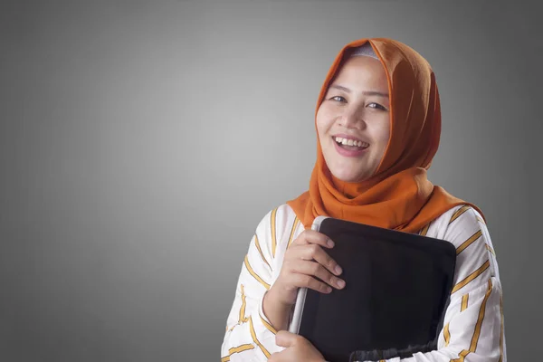 Přenosný počítač s muslimskou ženou — Stock fotografie
