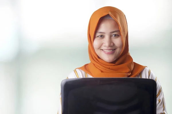 Müslüman Kadın Laptop Tutar — Stok fotoğraf