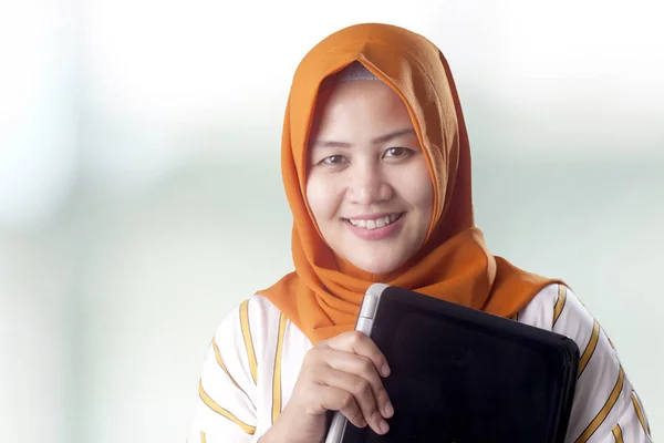 穆斯林妇女持有笔记本电脑 — 图库照片
