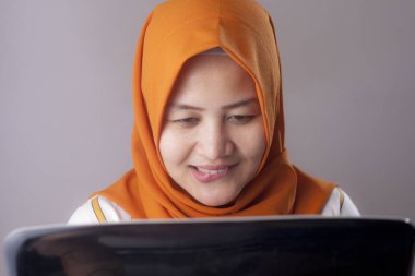 Yaramaz İfadeli Kadın Dizüstü bilgisayara bakıyor