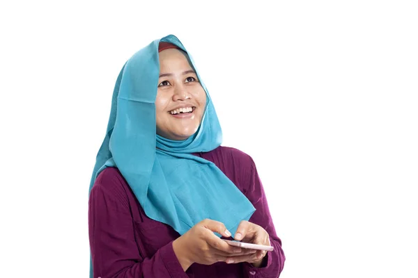 Muslim kvinnan överraskat till se något över när användande telefonerna — Stockfoto