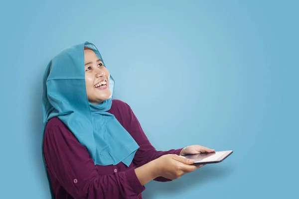 Muslimische Frau überrascht, etwas oben zu sehen, wenn sie telefoniert — Stockfoto