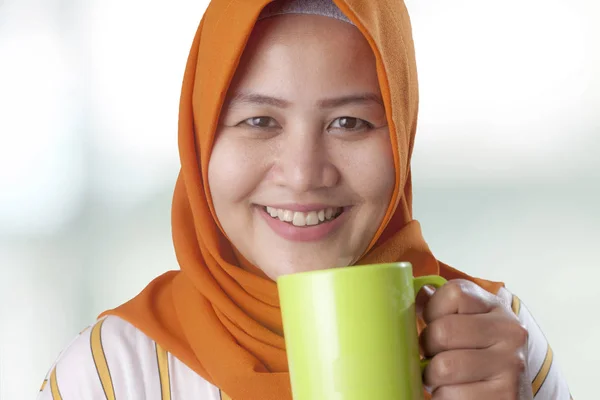 Мусульманська жінка п'є чай або каву — стокове фото