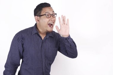 Genç adam yüksek sesle konuşuyor.