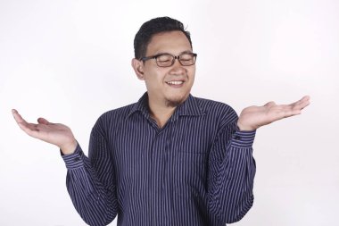 Adam Boş Eller Gösterir, Kopya Alanı ile Açık Avuç Içi. Sol'u seçin veya