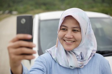 Müslüman Lady Arabada Akıllı Telefonuyla Selfie Fotoğrafı Çekiyor