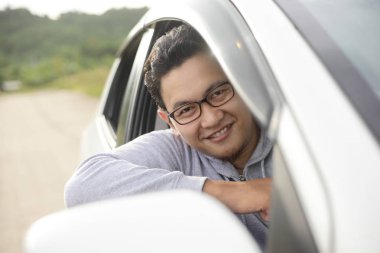Genç Asyalı Sürücü Gülümsüyor