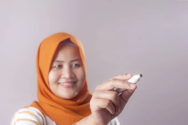 Muzułmańska kobieta pisanie na wirtualnym ekranie — Zdjęcie stockowe