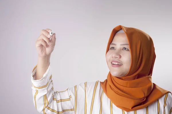 Muzułmańska kobieta pisanie na wirtualnym ekranie — Zdjęcie stockowe