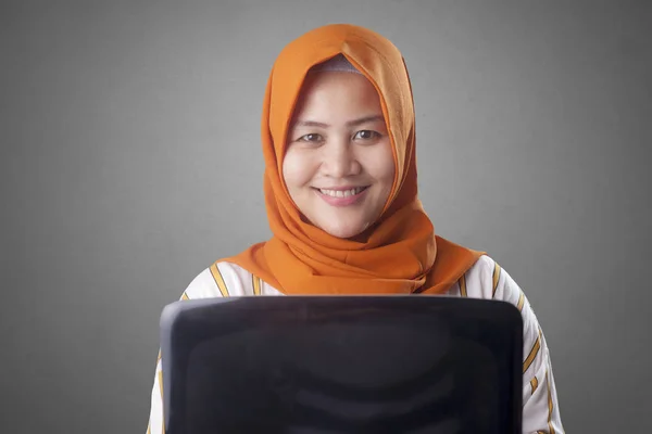 Μουσουλμανική γυναίκα κρατά φορητό υπολογιστή — Φωτογραφία Αρχείου