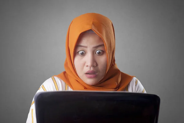 Moslim zakenvrouw bezig met Laptop geschokt bedwelmd gebaar — Stockfoto