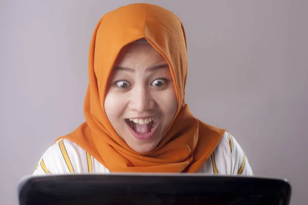 Moslim dame toont winnende gebaar, het ontvangen van goed nieuws over haar em — Stockfoto