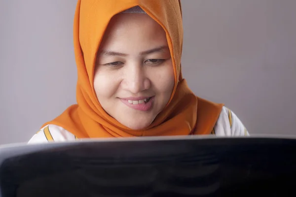 Woman With Naughty Expression Looking at Laptop — ストック写真