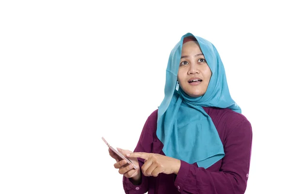 Donna musulmana sorpreso di vedere qualcosa di sopra quando si utilizza il telefono — Foto Stock