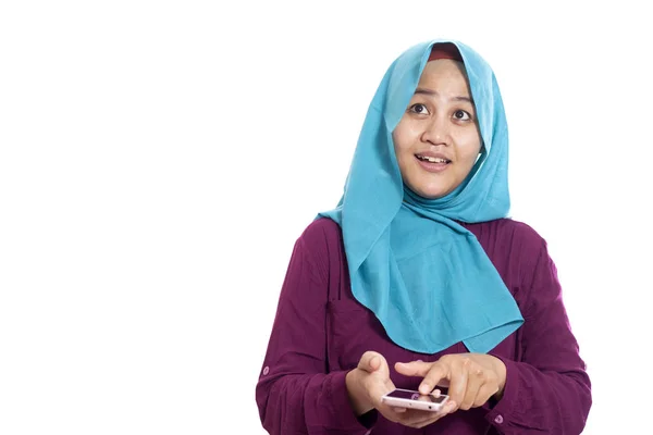 무슬림 여자 놀란 에 참조 뭔가 위의 때 를 사용하는 전화 — 스톡 사진