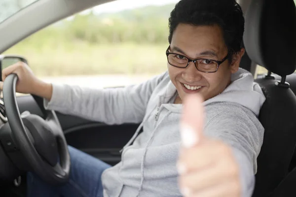 Driver feliz mostra polegar para cima e sorrir — Fotografia de Stock