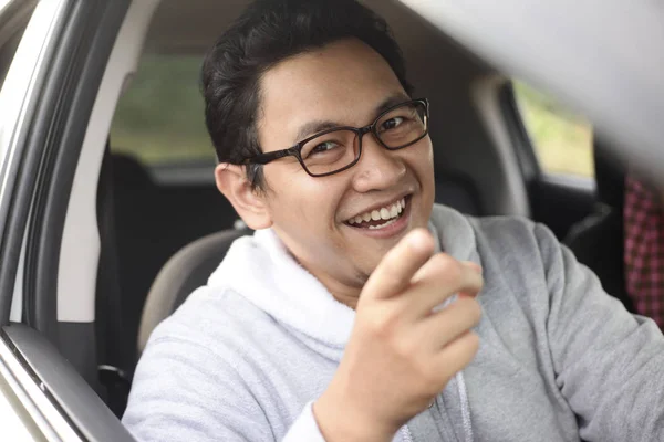 Joven asiático conductor hombre sonriendo —  Fotos de Stock