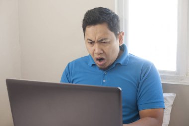 Adam Internet'te Kötü Haber görmek için Açık Ağız ile Şok