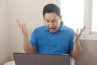 Kızgın Adam Hayal Kırıklığına İfade Laptop bakıyor