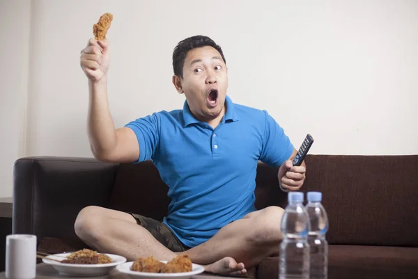 Asian Man oglądanie piłki nożnej w TV — Zdjęcie stockowe