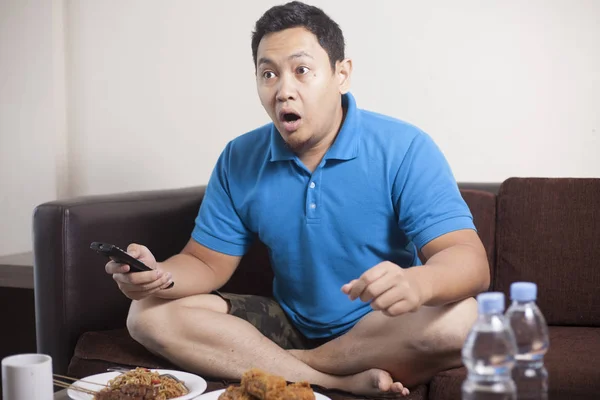 Ásia homem assistindo futebol no TV — Fotografia de Stock