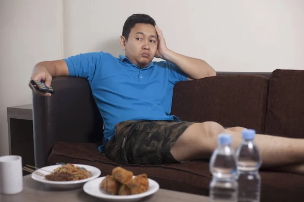 Азиатский человек смотрит телевизор — стоковое фото