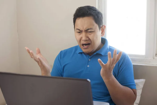 Θυμωμένος άνθρωπος απογοητευμένος έκφραση κοιτάζοντας φορητό υπολογιστή — Φωτογραφία Αρχείου