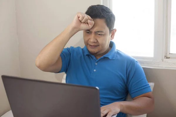 Αναστατωμένος άνθρωπος κοιτάζοντας φορητό υπολογιστή — Φωτογραφία Αρχείου