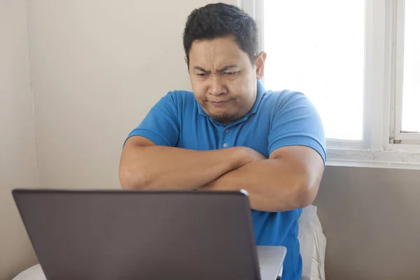 Αναστατωμένος άνθρωπος κοιτάζοντας φορητό υπολογιστή — Φωτογραφία Αρχείου