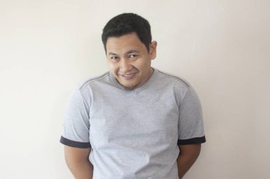 Mutlu bir şekilde gülümseyerek genç Asyalı adam