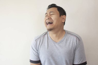 Üzgün ağlayan adam